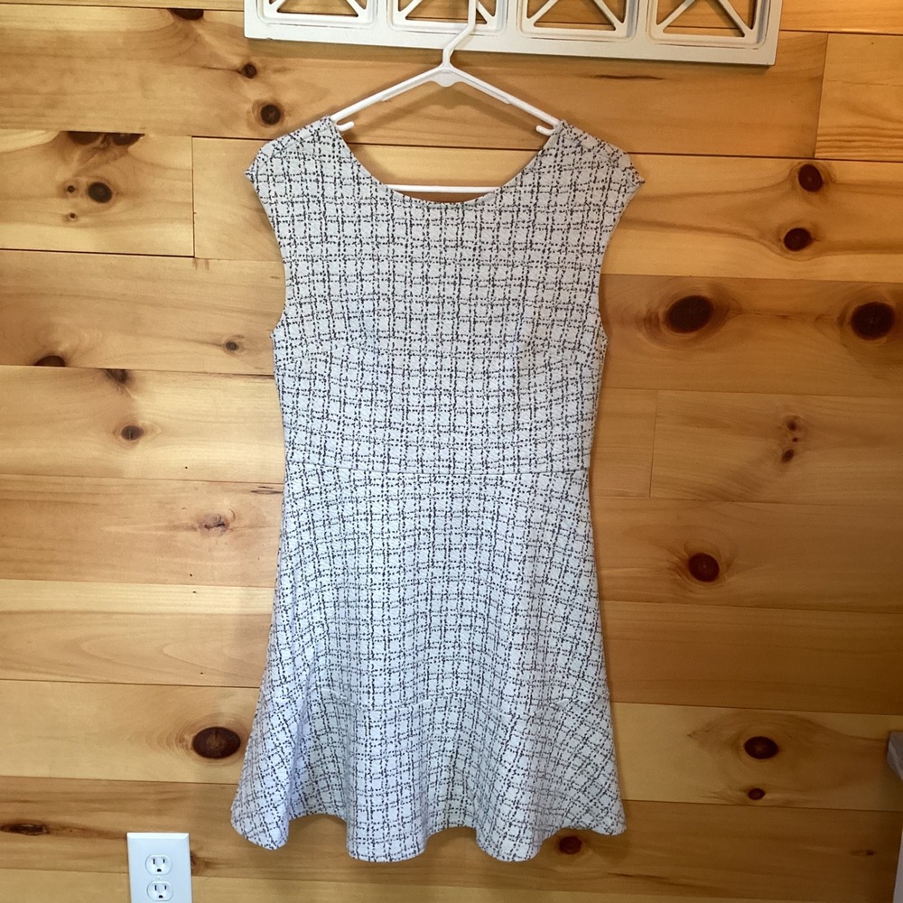 Loft Womens Size 4 Fit and Flare Dress Black White Textured Sleeveless V-Back‎